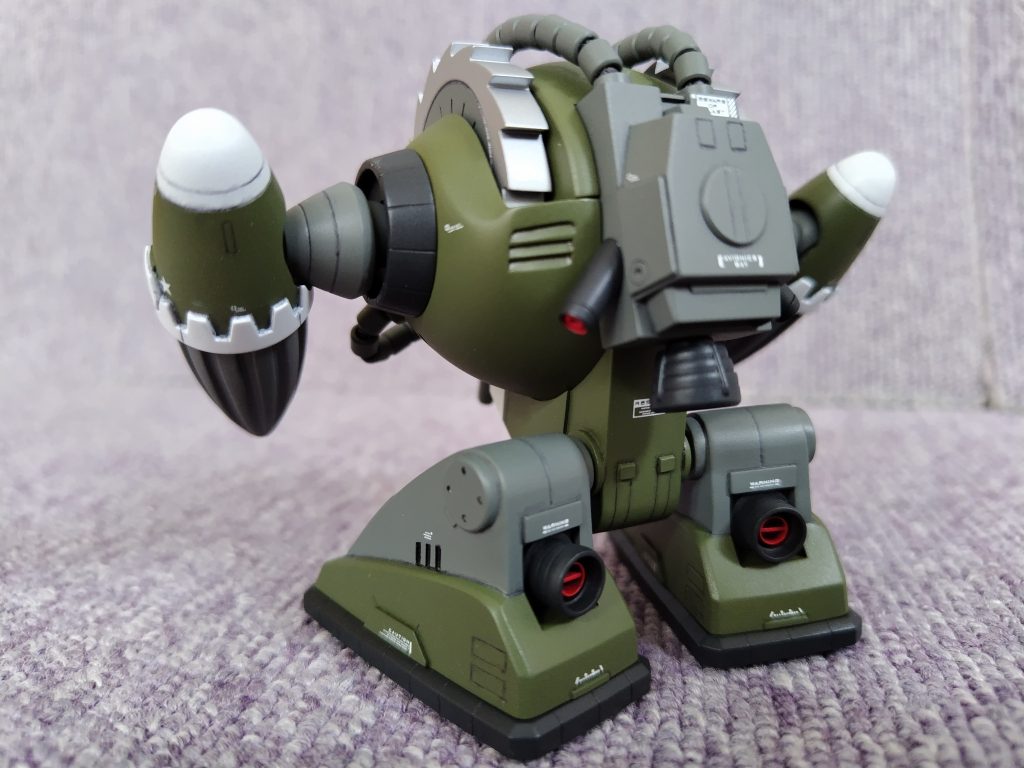 今回、旧キットに初挑戦してみました。噂に聞く単色成形の洗礼を受けました・・・改造は前回のズゴック製作の経験からサクサク進みましたが、塗り分けがキツかった(zaku-kao4)腕の白いところは塗り分けが甘いです。