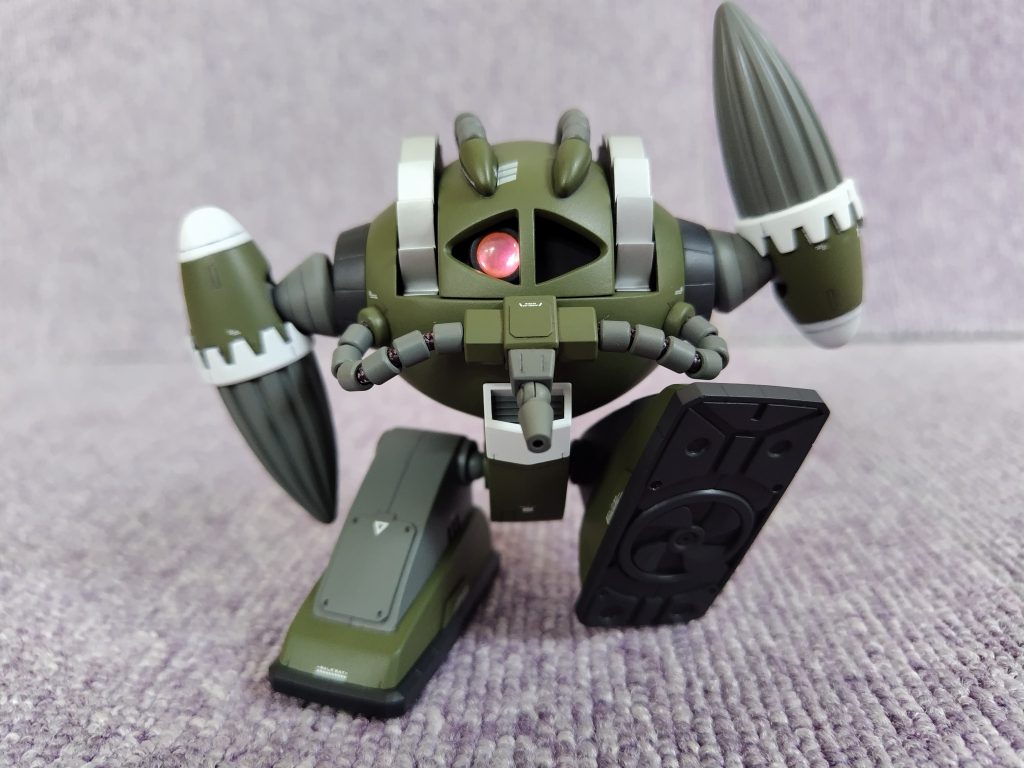 可動範囲はこれくらいが限界・・・モノアイは磁石により可動。肩・脚の根元にボールジョイントを仕込み、ちょっぴり動くように。あまり動かないですが可愛いのでヨシ!