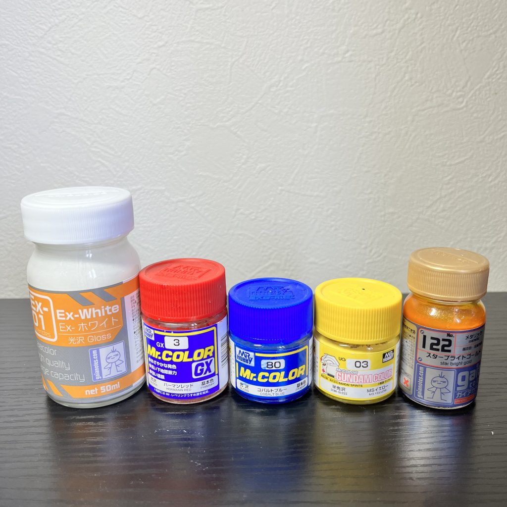 外装はEXホワイト、ハーマンレッド、コバルトブルー。(ガンプラのトリコロールカラーに使う色は絶対にこのメンバー!)胴体等黒部分はガイアノーツのEXブラックとコバルトブルーを調色。腰部レールガンのグレーは横着してシルバーサフのまま。センサーの黄色は発色の良いMSイエロー。金色はスターブライトゴールド!