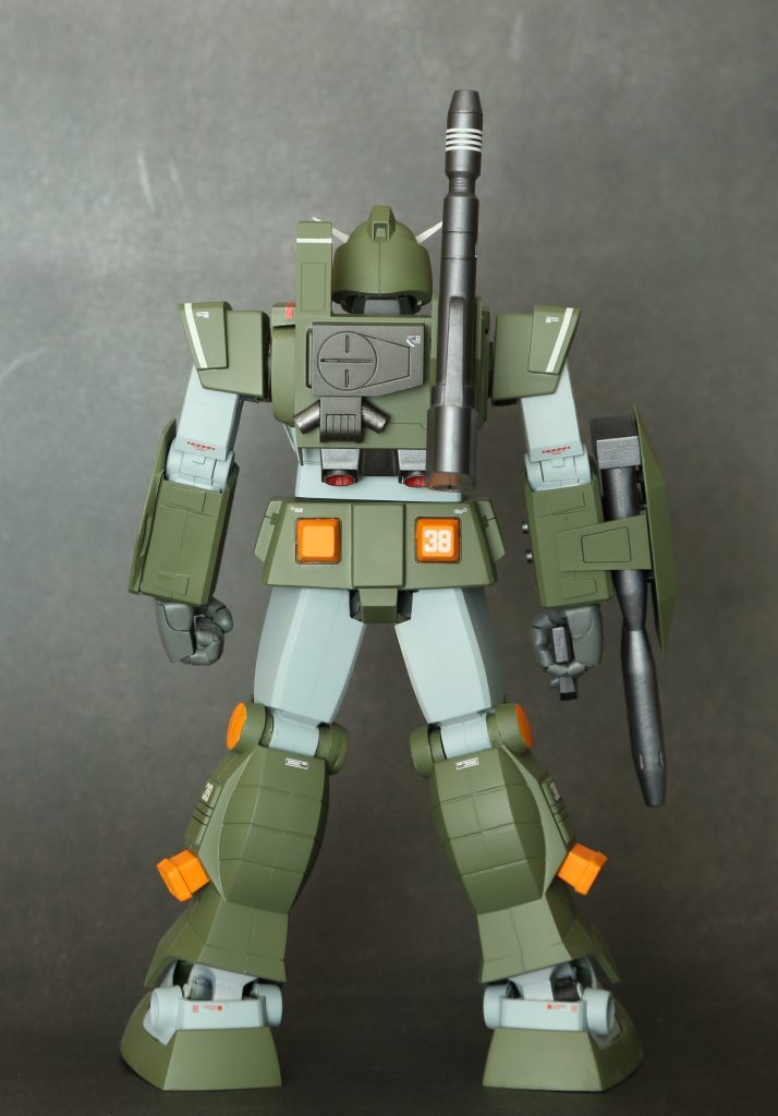 微妙に足の長さが揃わない、右手が重すぎてちょっとずつ肩が下がってくるなど、でかいが故の難しさが結構ありました。あと、いつまで経ってもやすりがけが終わらないとか。サフだけで３缶、緑はタミヤのオリーブグリーン丸２缶使用しています。