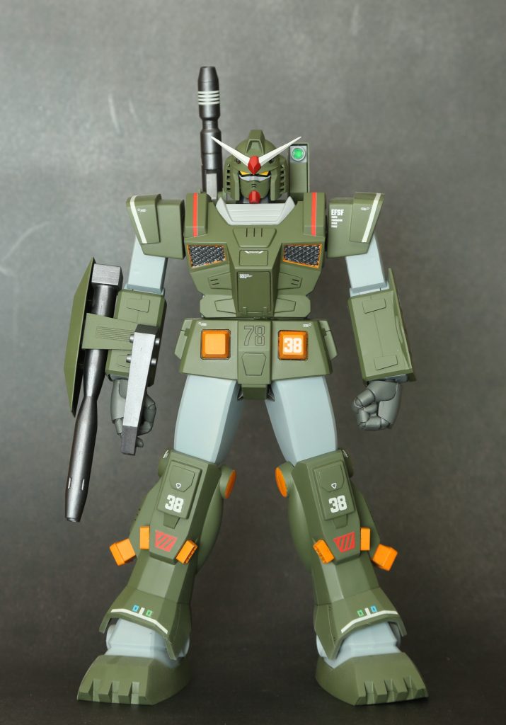 元キットから肩の幅詰め、腕の延長、太ももの関節位置変更などを行なっています。握り手はエボハンさんとロボマニを使用。ポーズは固定です。