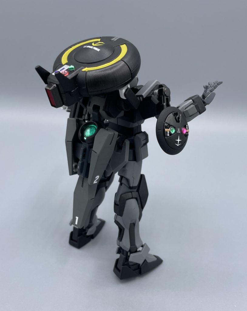 バックショット 機体背面を見ても分かる通り、本機はジムコマンドをベースとしてレドーム等の索敵機器を多く装備している。基本的に敵機との戦闘は想定しておらず、手持ち武器類は装備していない。 脚部の構造が大きく変更されているが、これは索敵の為に単独行動を必要とするため、推進剤貯蔵・スラスターの増設等の改修が行われた為である。