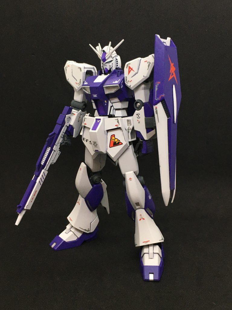 エンフォーサーを外せばもちろん通常のνガンダムヴレイブにできます。オリジナルでシールドの塗り分けを追加しています。 おしゃれポイントとして肘と膝の丸モールドにはコトブキヤMSG「丸モールドⅢ」の4mmサイズを使用し、ガンダムマーカーのメッキシルバーで塗装して、トップコート後に貼ってアクセントにしました。