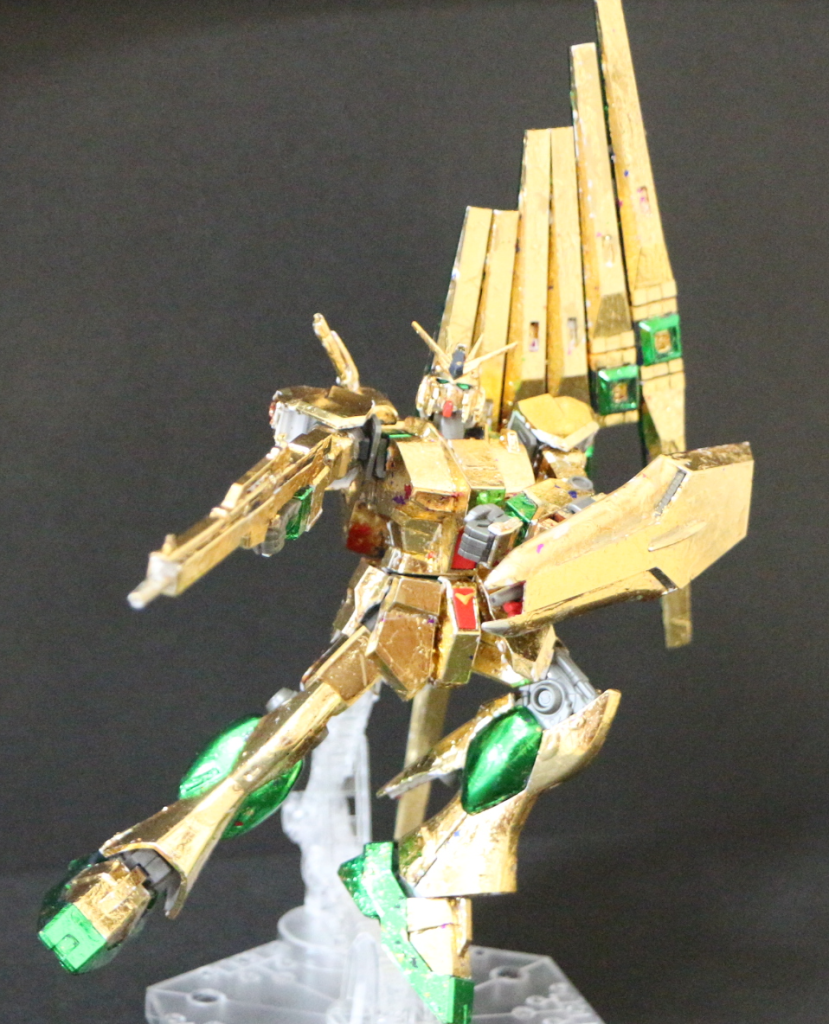 アストナージさん!このニューガンダムは、基本を金・合わせの色としてグリーンを使いました!どちらも、模造金箔です!クワトロ・バジーナ大尉が生きていたら、これに乗ってもらいたかった!え?名前を変えて生きているって?そりゃ知ってますよ!私、クワトロ・バジーナ大尉好きなんですよ~。今回の敵なのが残念です。