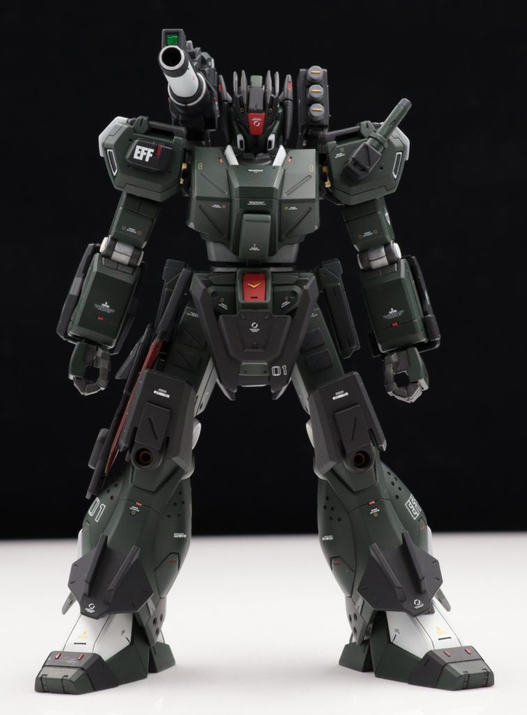 胸部の装甲はパーツの付け替えで取り外しできるようにしました。戦況に応じてパージする感じです。背中のキャノン砲とスモークディスチャージャーは前後に可動出来ます。