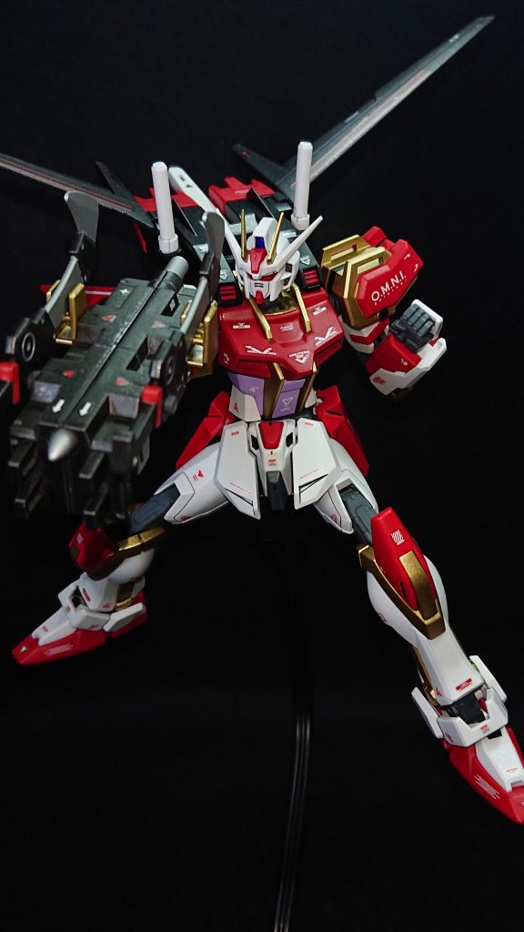 No.25:ナックルストライクhttps://gumpla.jp/eg/1442787「エールストライカーの機動力で間合いを詰めて、右腕のパイルバンカーシールド改で敵機を殴り倒す」そんなコンセプトのストライクですこの機体は「赤い機体VS青い機体」という企画で作った機体なんですが、赤い機体って何となく格闘機ってイメージがありませんか?そんな先入観も相まってこの企画初めてのストライクは格闘機になりましたねw腹部にワンポイントでガンダムカラースプレーのMSパープルが入っているのがポイントの高いところですw武装のパイルバンカーにもかなり力を入れており、正直オリ武器企画に出したかったぐらい良い感じに出来ました!コメントでは「かぎ爪部分でガシっと掴んでパイルバンカーでズドン」なんて戦法についてのアドバイスなんかを頂きました自分では殴るか、切り裂くかぐらいしか考えていなかったので、こう言ったアドバイスを頂けるのは本当に助かりますなるべく自分で気づいて作品紹介に落とし込んでいけるように精進したいと考えています💦