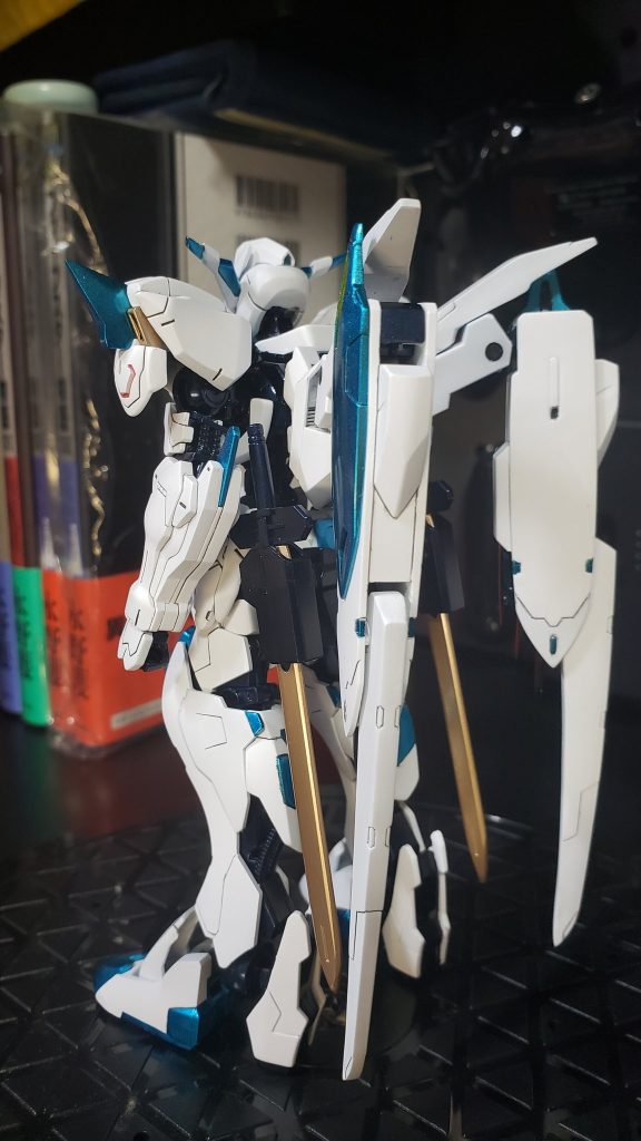 基本色が白なので青の部分は目立つ色にしようと思いキャンディ塗装にしました。また、青部分は元デザインの通りではなく、多めに青追加してます。(ツノ、足やスラスターのちょっとしたところ、等)