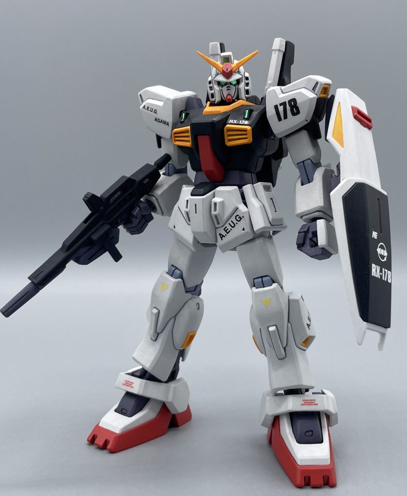 RX-178 GUNDAM Mk-Ⅱ 言わずと知れた『機動戦士Zガンダム』の前半主人公機です。いわゆる物語の敵役であるティターンズから鹵獲したMSであることもあり、やや悪人顔の強面に造形されています。個人的には、この旧HGUCのMk-Ⅱの造形は大好きです。