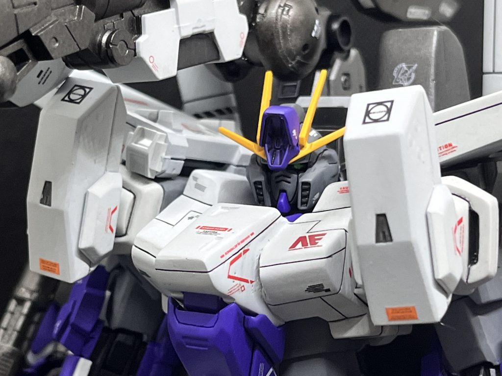 頭部はライトニングガンダムのヘルメットとZZの頬ダクトとマスクの合体です。センチネル風味とよくネットにあるZZのアレンジイラストイメージでいじくり回しました。HGZZの素の頭部があまりにとっぽいかんじなんでこれならそこそこいかついかなと