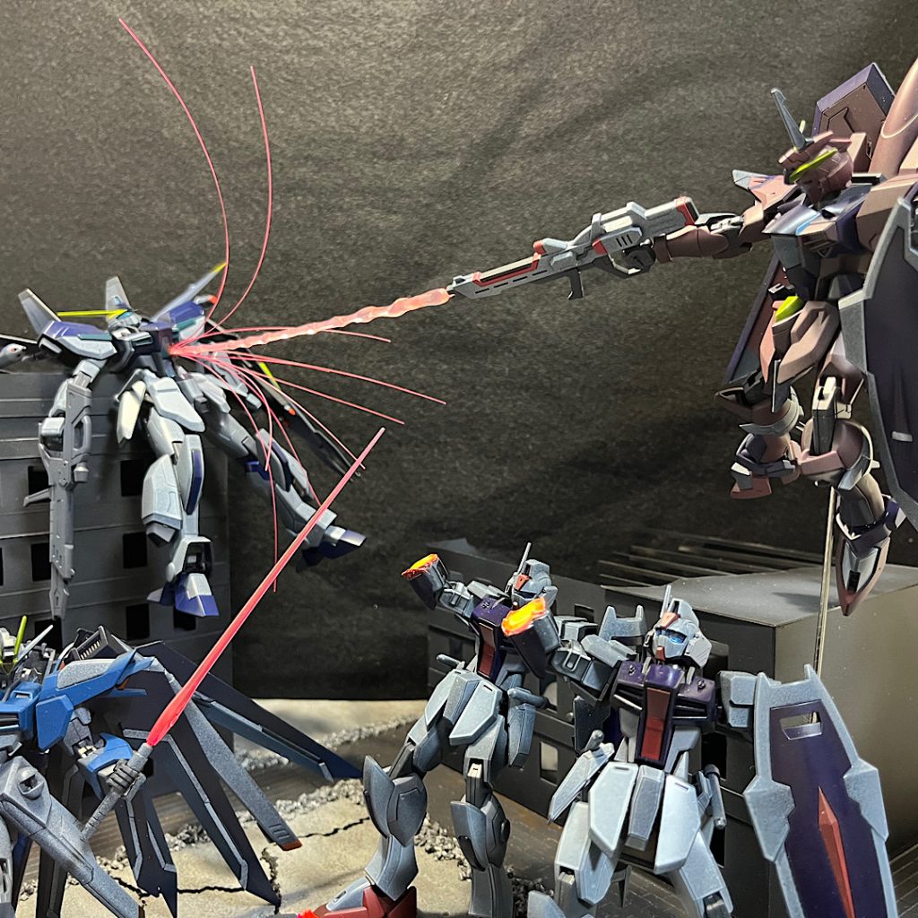 今回力を入れたのは、ジオラマのレイアウトです。空中戦のジャスティスに対して地上戦のフリーダム、コクピットを撃ち抜くシンに対して腕のみを切り落とすキラ、ジャスティスの右からの攻撃に対してフリーダムは左から、という風にジオラマとして迫力を出せる様に工夫しました。
