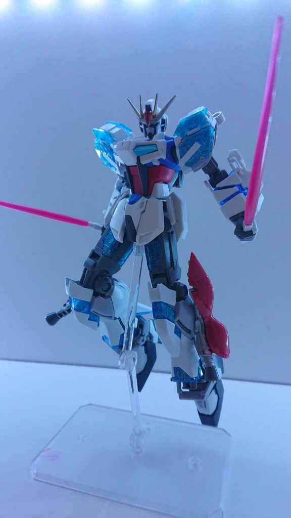 左肩と右腕に3本のビームサーベルがマウントされている。従来のものよりも長くはないが、その分ビーム粒子が濃縮されており、切断力が高まっている。また全武装を解除することで稼働時間は大幅に減少するが高速移動ができる新たなシステム”U‐SPS”を起動させることが可能。さて次回は「未定」でございます!次回をお楽しみに~