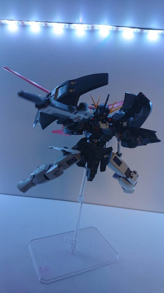 DXZ‐38式ビームライフルは量産機のアークの主武装であるビーム・パルマキオサーベルのパルマキオフィーナをビームライフル仕様にした物。威力は高く、インフィニスの超射程ビームライフルと同等かそれ以上である。