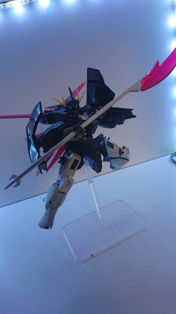 脚部に2本装備されている柄を接続させてビームを形成させる接続式ビームナギナタはビームサーベルの強化発展型にあたる武装。ビームを射出口に一点集中させることで切断力が高まっている。