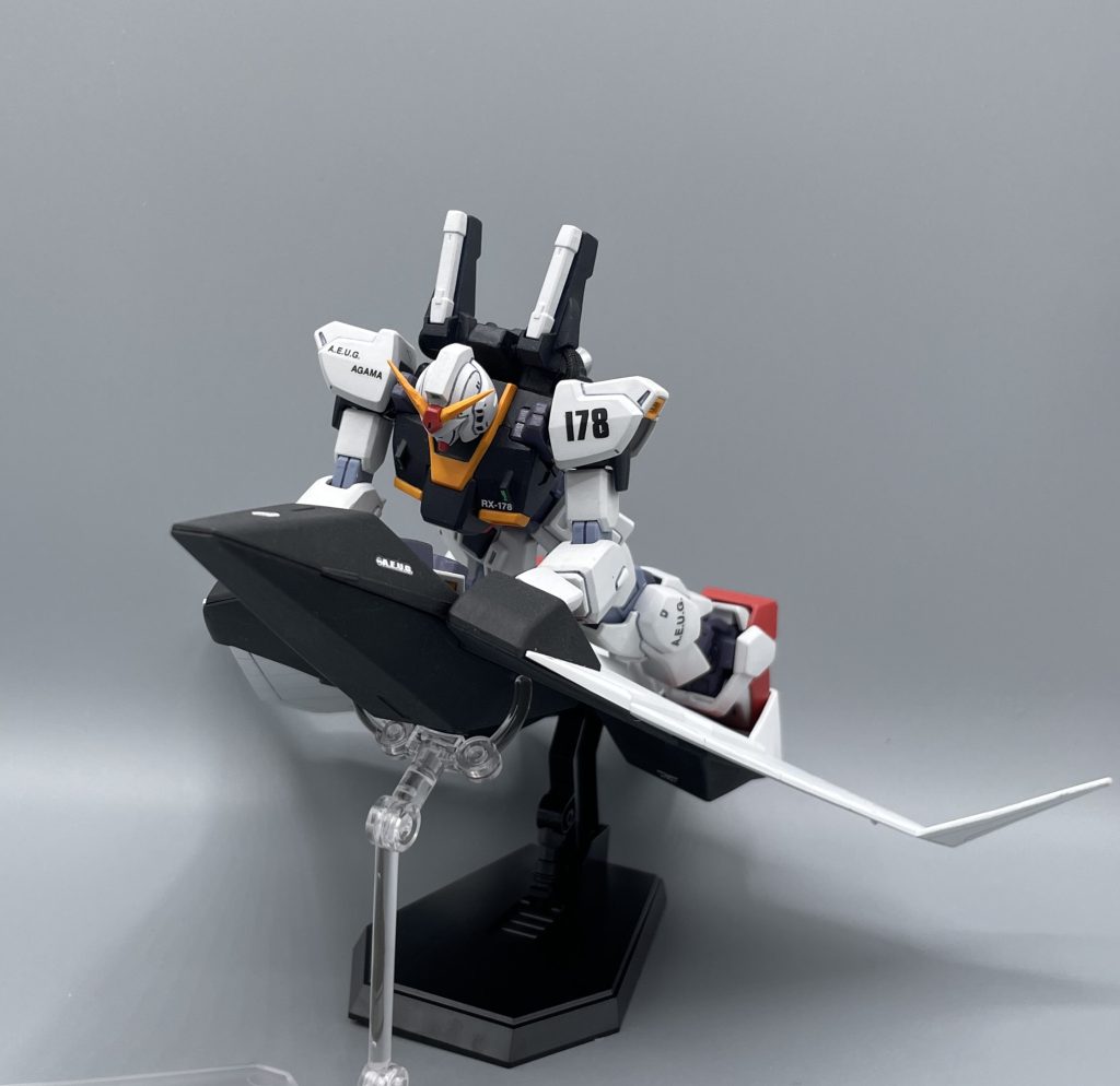 これが…地球の重力か！　Mk-Ⅱを単独で大気圏突入させるために開発されたのがフライングアーマー。カミーユは一人で黙々とZガンダムの設計をしており、それはアストナージさんも唸るほどの出来栄えでした。いくらニュータイプとはいえ、とんでもねぇ奴ですね(笑)　このフライングアーマーは、Zガンダムの大気圏突入性能をテストすることも目的に開発されています。このテストが順調だったからこそ、Zガンダムの開発は加速度的に進められたのでしょうね。