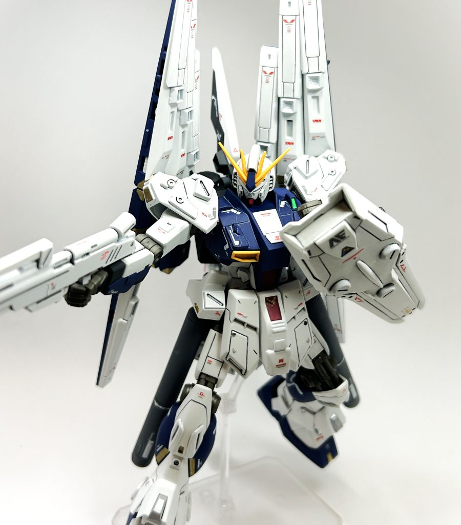 メタルロボット魂とまではいきませんが,HG ν ガンダム自体が割とよく動くので,似たようなポーズをとらせることができます。