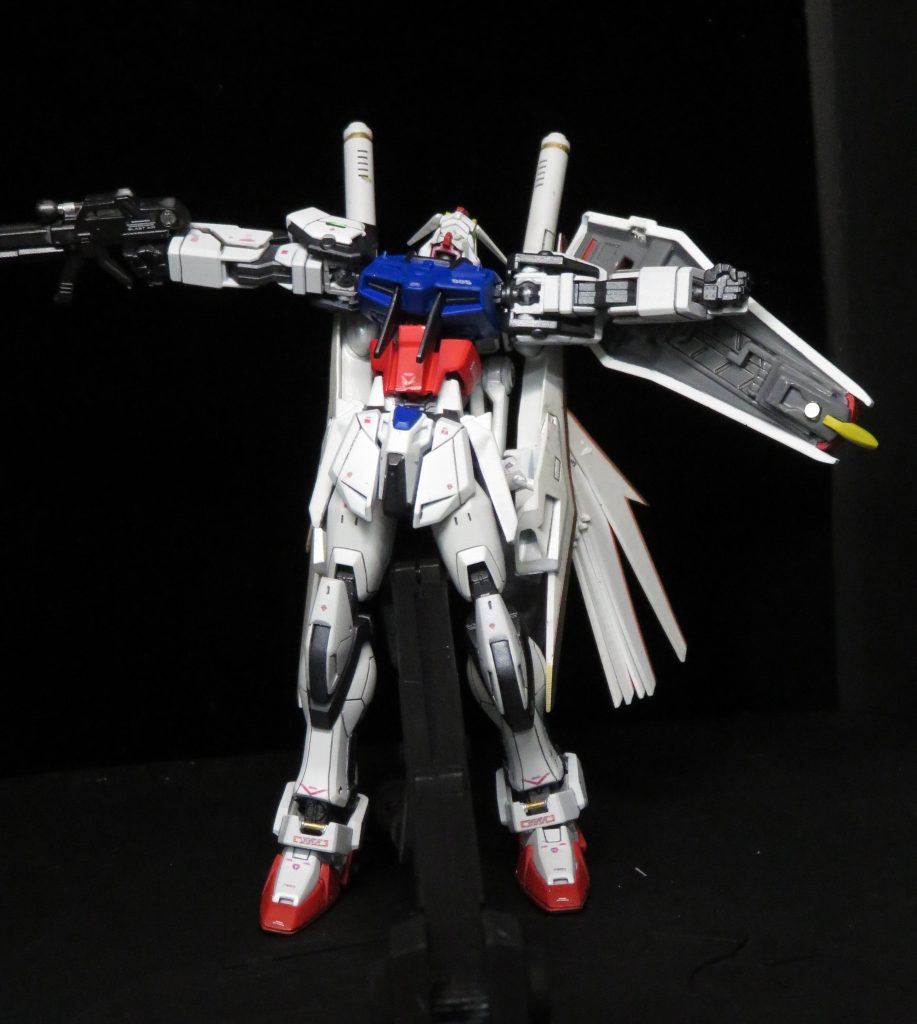 変形プロセス その3翼の部分はウイングバインダーとなるため、この段階で 背中側へ移動します。頭は高機動形態時は、後方へ 90度傾けてバックパックの下へ格納されるようになっています。