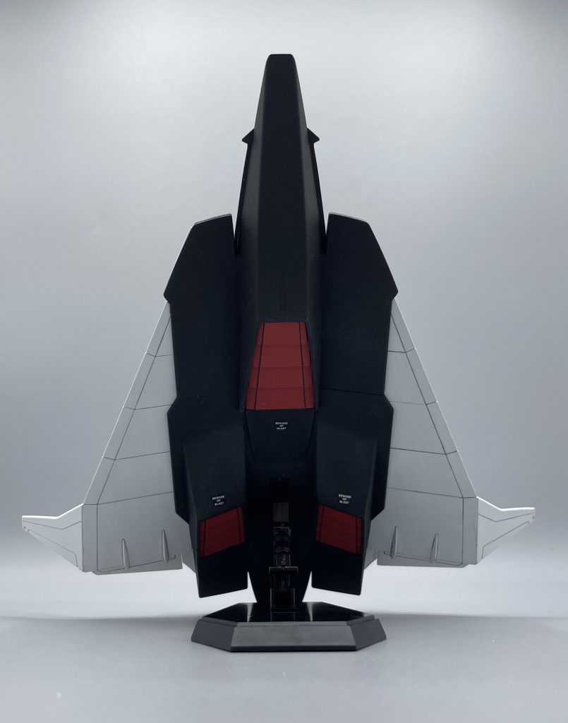 裏側　この面で大気圏突入の超高温を受け止める訳ですね。