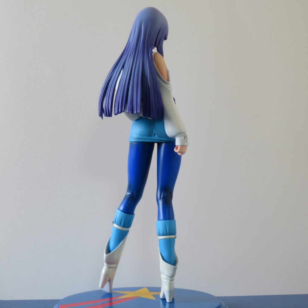 髪は、顔と前髪と後ろ髪を塗装してから全てを接着し、頭頂部の合わせ目をパテ消してから、顔をマスキングし、塗装が剥がれた部分を再び塗装しました。