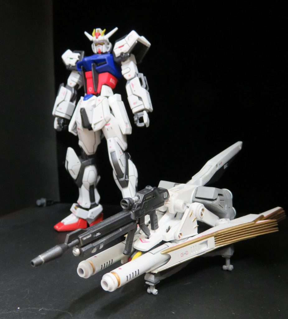 ストライクガンダムの最大の特徴である ストライカーパックを新設計し、そのストライカーパック(バードストライカー)を使って高機動形態への変形を可能としている。単なる高機動 ではなく 火力の増強と大気圏への直接的な 侵入を可能としている。