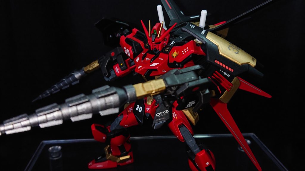 No.30：グレンストライクhttps://gumpla.jp/eg/1520703「ストライクにドリルを持たせたい」と言うことでグレンラガンをモチーフに男のロマンを求めてみましたｗメイン武装のドリルは30MM(オプションパーツセット3)から貰ってきて、余剰パーツと組み合わせたオリジナル武装にしましたショルダーシールドはシュバルツリッターの余剰パーツをシールドに見立てていますパッと見てグレンラガンにも似たような形状のパーツがあったなと思い採用しましたｗこの時期は自分で肩に3㎜の穴を開けているのですが、いつも割れるんじゃないかとドキドキしながら慎重に開けていましたｗ30機目を記念してこの機体からデカールでのナンバーリングを始めました！ナンバーリングを始めて見るとなんだか満足感が増したような気がして、もっと作ろうという気持ちになりますねｗもっと早くから始めろよって気持ちもありますが、当時はこんなにストライク改造が続くだなんて自分でも思っていませんでした💦