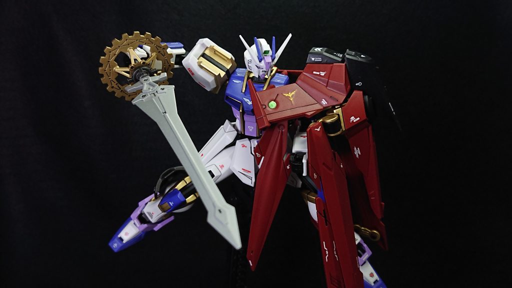 No.22:ペリースストライクhttps://gumpla.jp/hg/1392348騎士や軍人さんが式典の時などにしている、肩掛けのマントをイメージしたストライクになります調べてみるとペリースマントと言うらしいですペリースマントのイメージがネオジオンだったので、このストライクはネオジオン所属となりましたw今のところネオジオンに所属している唯一のストライクだと記憶しています機体カラーにも拘っていてマントは落ち着いた赤にしたかったのでダルレッドを採用し、マントの色と混ざらないよう機体カラーは紫系にしました式典用のマントを模した機体なので各所にゴールドを入れて高級感を出してみましたwコメントにて「マントの内側に武装をマウントする」というアイデアを頂いているので、マントのようなパーツを手に入れたらストライクに落とし込んでいきたいと考えています