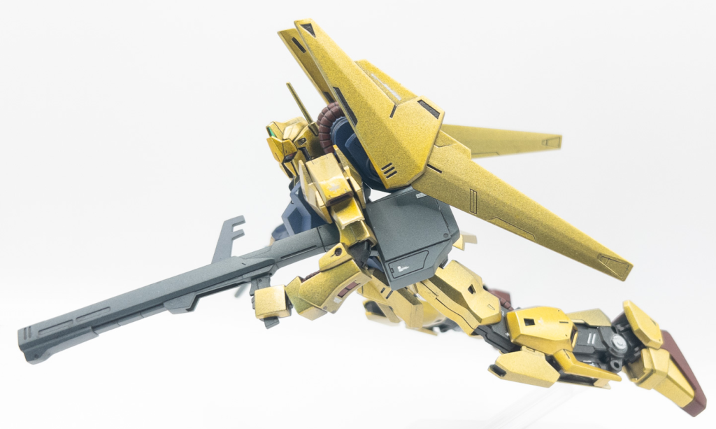 脇にバズーカを抱えるポーズも自然に決まる!