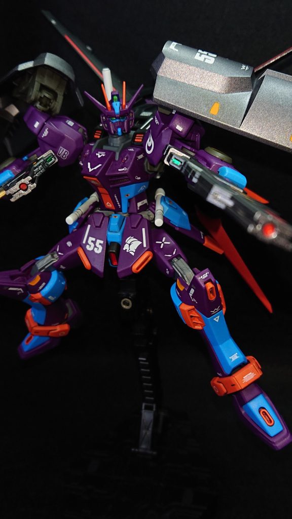 部分塗装にタミヤのエナメル塗料・オレンジ・ゴールドリーフ・フラットレッドセンサー部分にはMr.メタリックカラーGX・メタルイエローグリーン