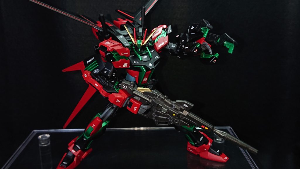 No.26:レーヴェストライク(type-VN)https://gumpla.jp/hg/1460209アームド・アーマーVNなどバンシィ系統のパーツでミキシングしたサイコフレーム搭載型ストライクになりますこの機体は以前投稿したガンナーストライクで、Yosukeさんから頂いたコメントにて「緑のところがサイコフレームに見えて、脚部のところがフルアーマーユニコーンっぽく見えた」というところからインスピレーションを頂き作った機体になります赤い機体企画に参加するためのイタリアンレッド、バンシィのブラック、そしてサイコフレームのメタリックグリーンと配色は結構安直な理由で決めたのですが、これが想像以上に良い感じで「ストライクはサイコフレームとも相性が良かったのか!」とテンション爆上げになりましたよwコメントをくださったYosukeさんにはホントに感謝です!ユニコーン系統のパーツが手に入ったらまた作ってみたい、そう思える機体ですw