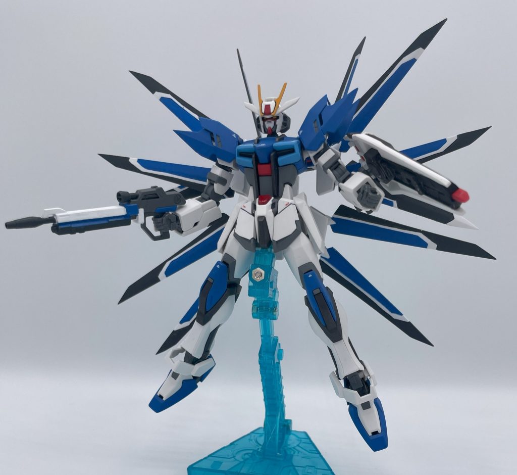 『エンゲージ！～舞い降りる剣』　ストライクガンダム弐式とライジングストライカーが合体した（当時）最強形態・ライジングストライクガンダム。翼の数は愛の証。過保護すぎるラクスの愛により、その推力はフリーダムに匹敵する。