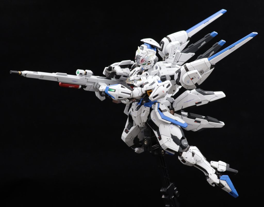 元のキャリバーンのようにホウキに乗ったようなシルエットも崩さずポージング出来ますね。