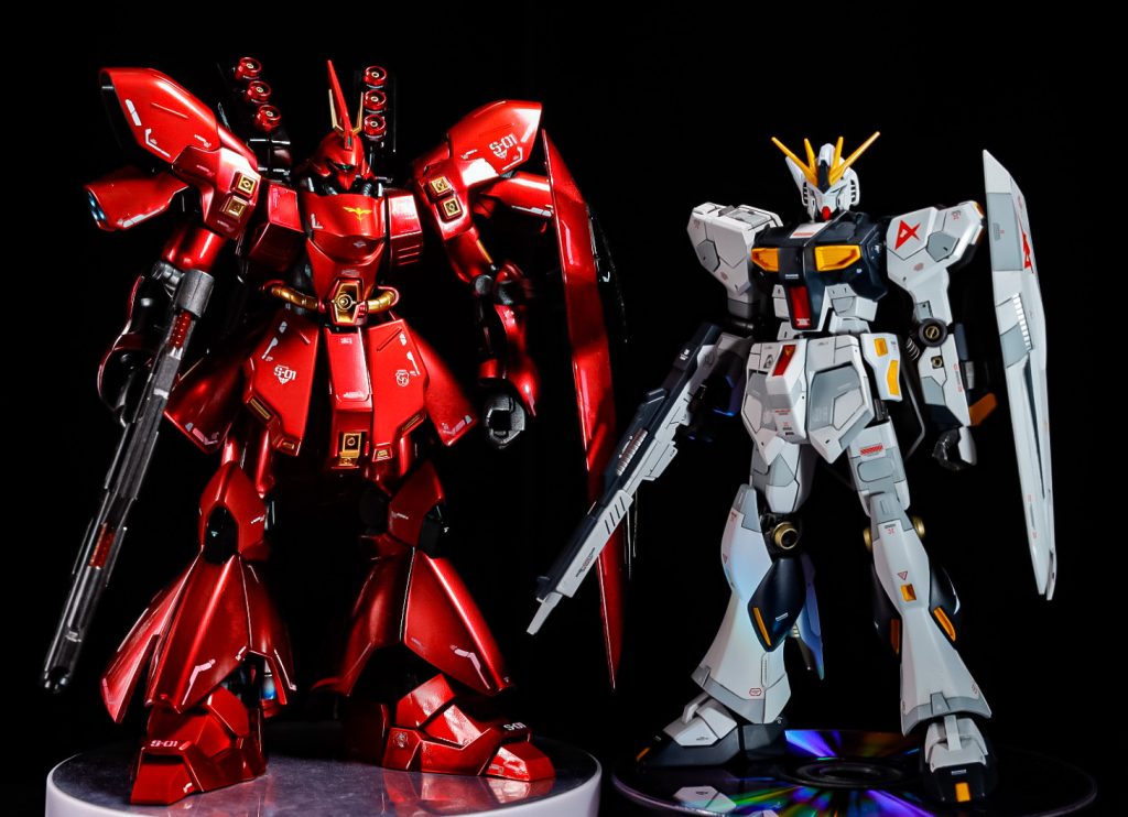 最後に以前作ったEGのνガンダムとHGサザビーのツーショットを載せておきます。この作品は以前の投稿ですでに上げてありますのでよかったら見てください！ふざけた投稿にお付き合いいただきありがとうごさいました。