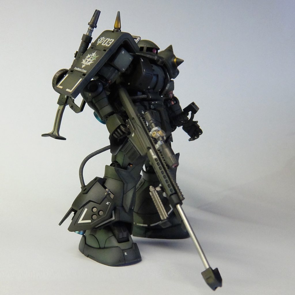 最近のHGザクって、素組みでもカッコイイですね〜正直いじる所がない・・・でも意地でも、いじりたい。スタイル変更したら、逆にかっこ悪くなりそうやし、胸のスキマ埋めとか細かいことしても変わったようには見えないし・・・じゃあ、特徴である高機動型をもっと強調して、改良強化新型にしてみようかな、をテーマにつくってみました。
