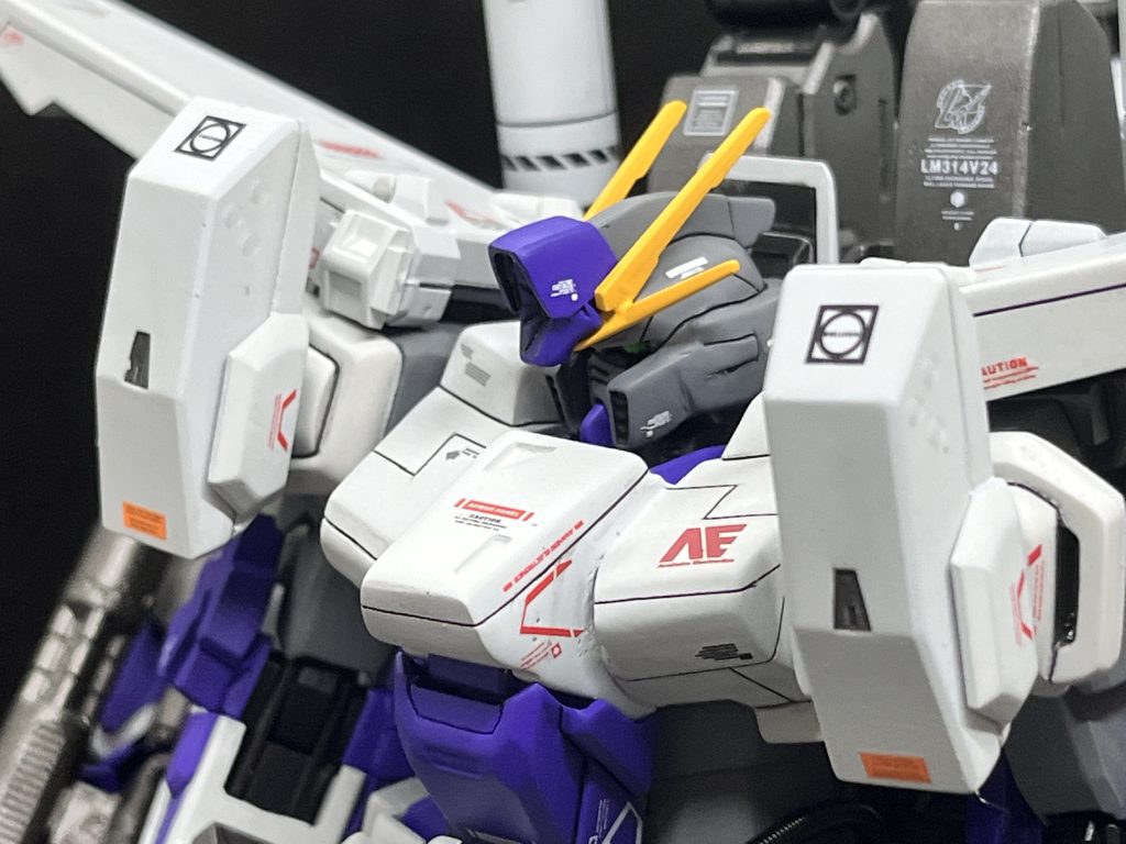 頭部はかなりお気に入りです。肩の箱はガンプラバトルアームズか何かのガトリングです。