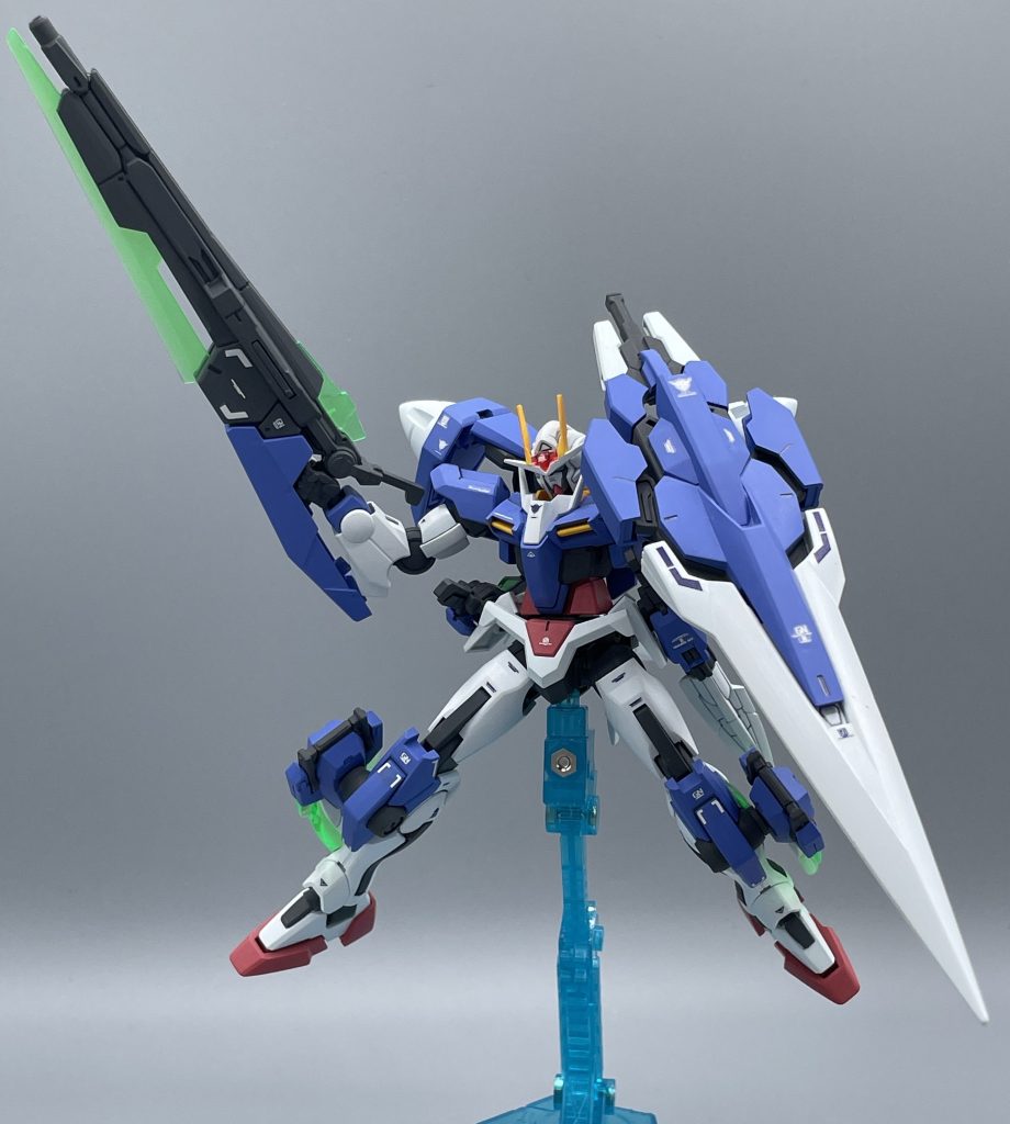 GNバスターソードⅡ【GNシールドモード】 GNバスターソードⅡは、シールドモードに変形させ、超大型シールドとして運用することも可能です。本機体の保護は勿論のこと、GNフィールドを前面に大量に発生させることで、近くにいる味方機を守ることも出来るそうです。さすがに前面限定だそうですが、十分過ぎるほど最強のシールドになっています。