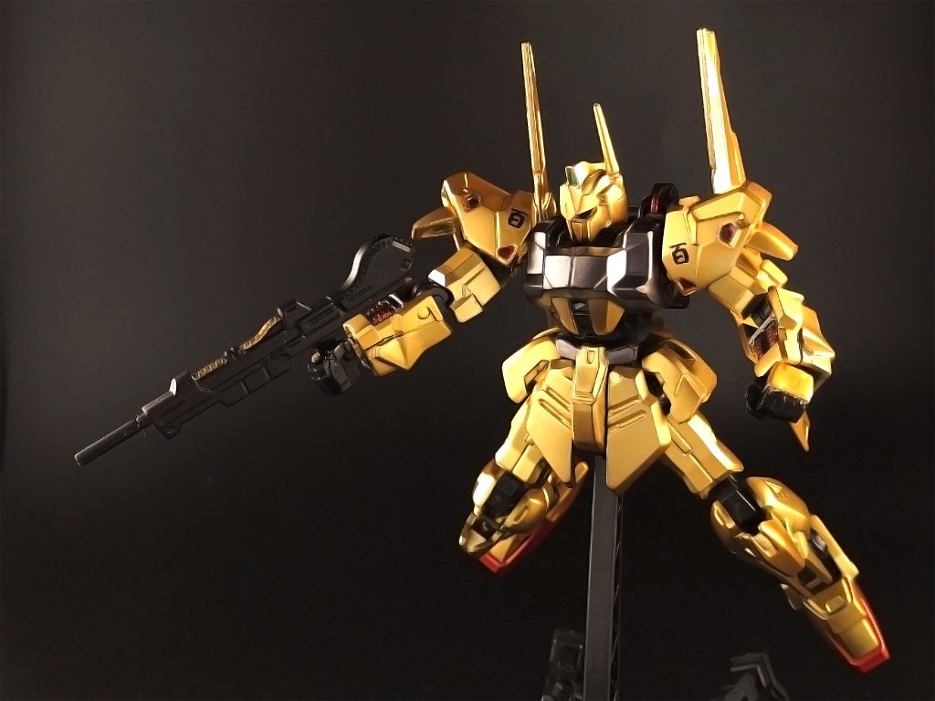 ガンダムマーカーイエローゴールドの輝きは素晴らしく、百式との相性は最高だと感じます。これはもう、百式を塗装するために開発された塗料と言っても過言ではないでしょう。