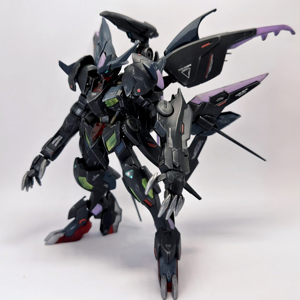 アメイジングバルバトスルプスとのミキシングで、アンテナ部、首元、サイドアーマー、バックパックを合わせてますバックパックのクローはアメイジングエクシアのブースターに変更して、より悪魔らしい4枚羽のシルエットにしました