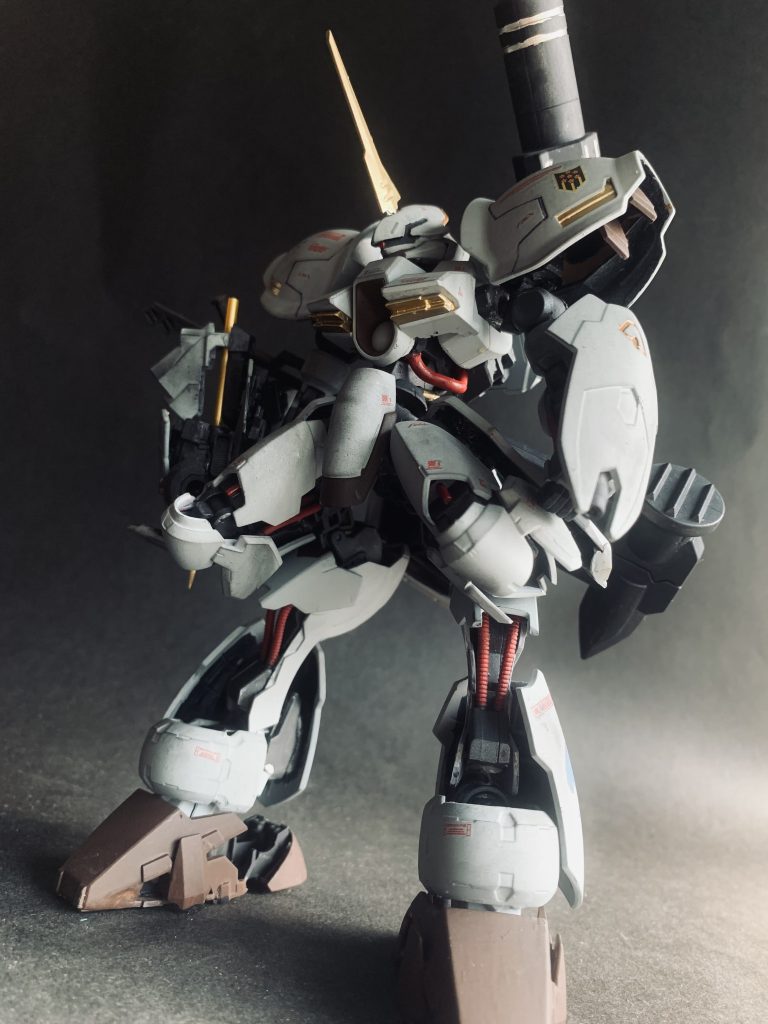 グリムゲルデの脚を足首の少し上で切ってバルバタウロスの後ろ脚を接着して逆関節(獣脚)にしています。ガルバルディリベイクの方が大きいのでグリムゲルデにそのままパーツを付けるだけだとどうしても足が短くて貧弱になってしまうので解決法見つかって良かったです。(というかこれを思いついたから作り始めた)