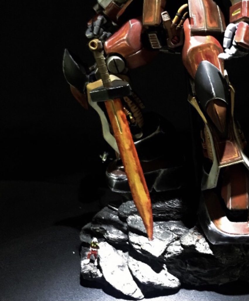 作品の差し色になる様に前面に、少し斜めにヒートソードを配置。