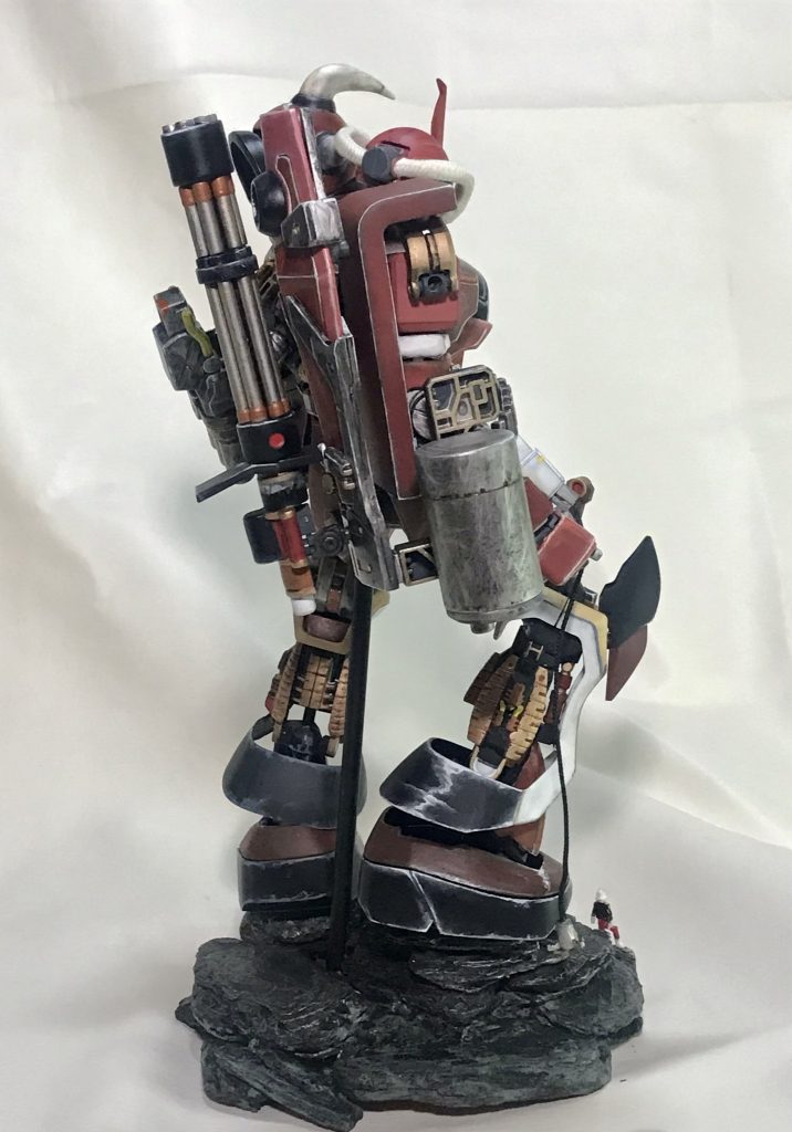 右側なんとなくザクっぽさも出したいなと思い、余っていたザクⅡのシールドにグフカスののシールドを重ねています。