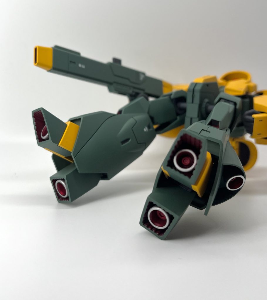 変形させようとしたら速攻で塗装が剥げたので変形は諦めました。足裏の塗り分けだけでも成仏させときます。