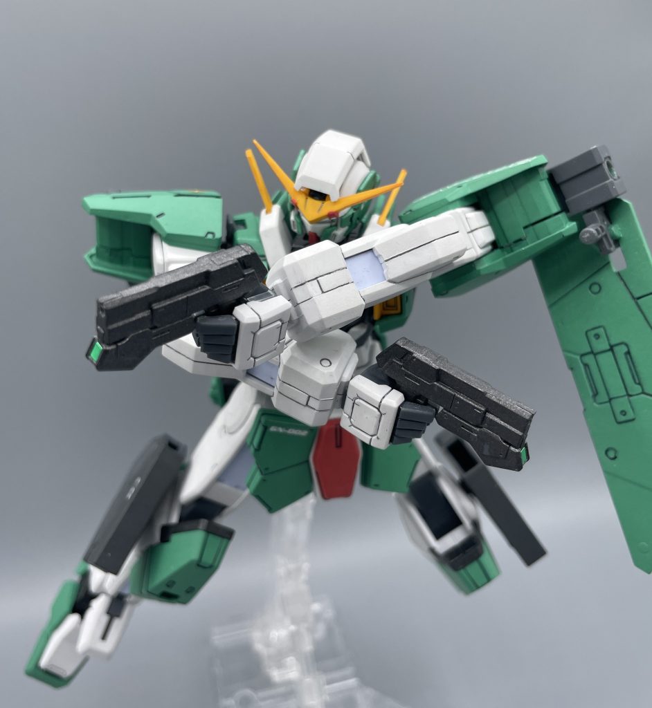 GNビームピストル　ビームピストルは、ホルダーに収納することが可能です。モナカのはめ合わせ構造ですが、造形はパキッとしていてカッコいいです。　ピストルのギミックは再現されていますが、ヒザやフロントスカートのミサイルコンテナのハッチ開閉ギミックは、さすがにオミットです。ガンダムデュナメス・ロックオン ストラトス･･･！