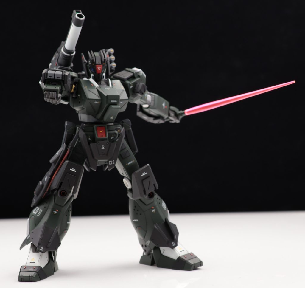 右アーマーにはグレネード。左肩にはコンロイ機をイメージしてビームサーベルを追加してみました。