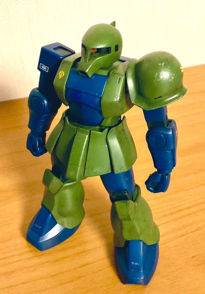 ほぼ初めての筆塗りなので試しに18年前にパチ組みして放置してた旧ザクを塗ってみたのですが思ってたよりいい感じに仕上がりました🙂