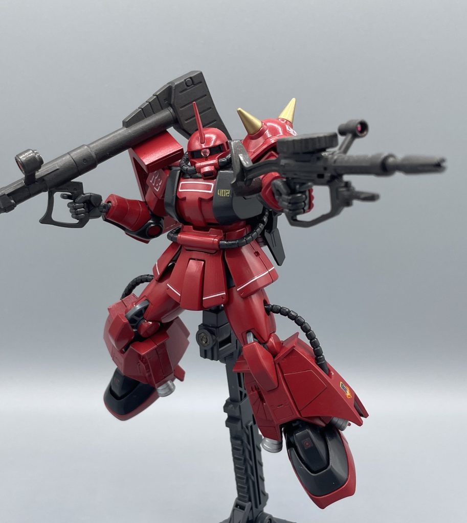 ザクマシンガン ザクはザクなので、マシンガンも似合いますね。とはいえ、やはりそこは高機動型ザク。脚部は、R‐2型らしい超カッコいい造形です。R-1型では露出していた3基の大型バーニアが装甲で覆われ、耐弾性能が向上しています。このカバーがライデン機らしくて、最高にクールなんですよね! スラスター類は設定画では黒なんですが、個人の好みで明るめのシルバーで塗装しています。なんか速そうかなと思って(笑)
