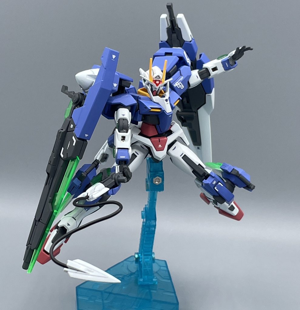 〈2本目〉GNソードⅡショート 左腰に装備されたGNソードⅡショートは、なんと先端部をワイヤーで射出することが出来ます。これは刹那がエクシアに乗っていた時、ライフルがあるのにダガーを投げまくっていた経緯が元となった改修プランだそうです。高級なビームダガーを投げなくっても、これなら何度だって回収して投擲攻撃が可能です(笑)