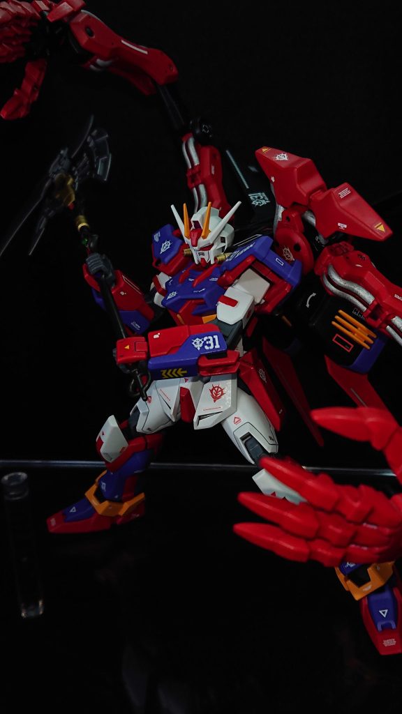 No.31：ディアボルスストライクhttps://gumpla.jp/eg/1533576悪魔をモチーフにミキシングしたストライクですこの機体もエールストライカーに手を加えていて、ビームサーベルを撤去し悪魔の腕をイメージしたゼルトザームアームズの腕を装備していますそのままの状態では接続ができなかったので穴の大きさに合うように削り込んでいますオプションパーツセットのエールストライカーなら3㎜軸での接続なので、ここまで手がかからなかったのになと今なら思ってしまいますねｗ首筋の赤いダクトパーツを撤去し、左右両方にビームライフルの銃口を入れ込んでいますこの改造はかなり気に入っていて、ビームライフルはたくさん余っているので多用していきたいと考えています！GUNSTAの投稿100回目という記念のストライクでもあり、かなり力が入っていますｗ