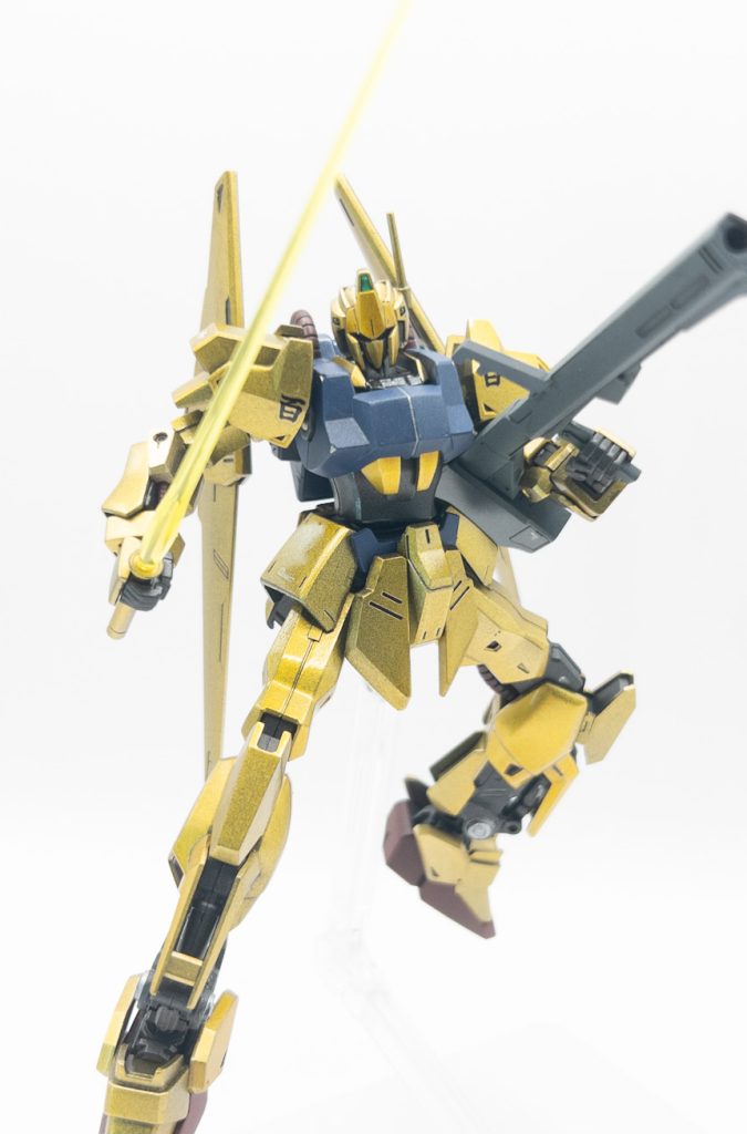 ビームサーベルは二本付属してますちなみに2本ともサーベル持ち手部分をエナメルで割ってしまいました…2パーツ二分割されてる事を失念して墨入れした自分の落ち度🥲