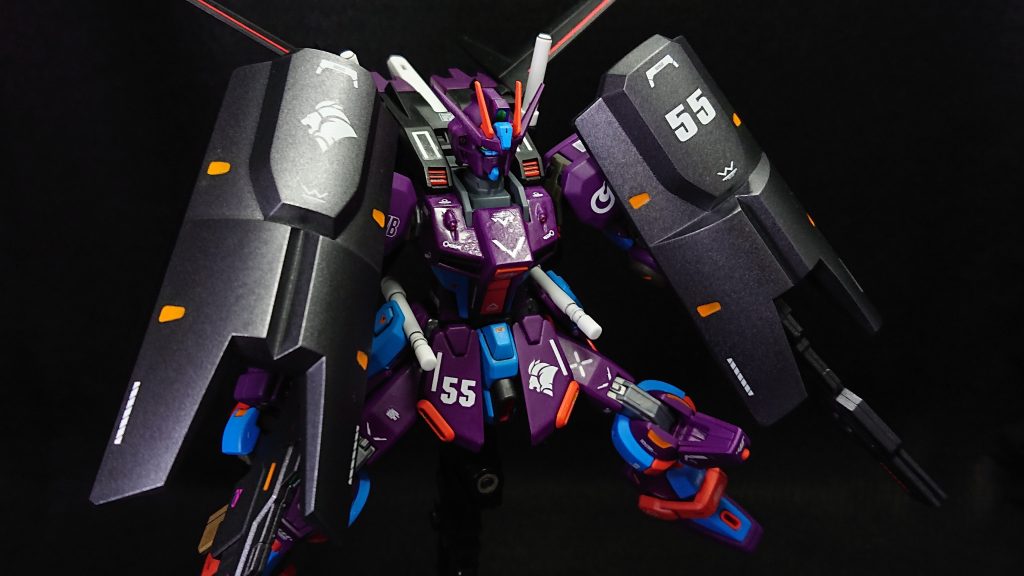 本機は防衛がメインなので防御力強化のためディランザソルの両腕と肩シールドを1番に貰ってきましたｗ大型で無骨なシールドは守りの要として大いに役立つと考えていますシールドには元々ビームライフルとビームトーチが格納されている設定ですが、拠点防衛の第1ウェーブは射撃戦からかなと考えて、今回は両方ともビームライフルにしてみましたこれによってビームライフルを2丁手に入れたので中距離射撃戦が可能となりますｗ