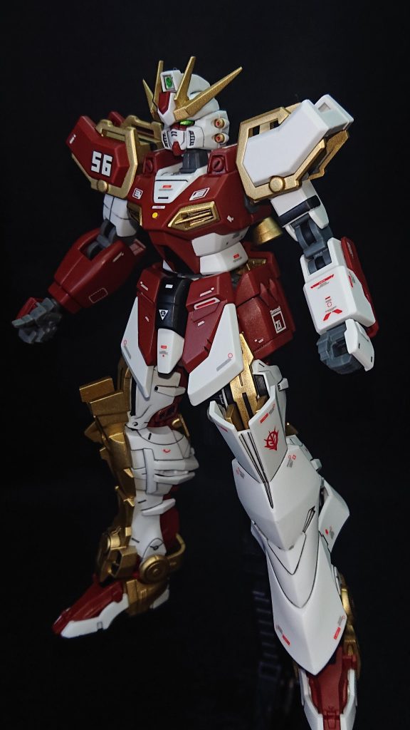 追加武装であるソードストライカー装備前の素体ですこの状態だと頭部バルカン以外の一切の兵装が無い状態ですダルレッドとゴールドの相性がとても良く、このままでも充分に格好いいストライクに仕上がりましたw自分は左右非対称の脚部が特に気に入っていて、左足のアーマーが自分の中の剣士のイメージにハマっていて好きですねw