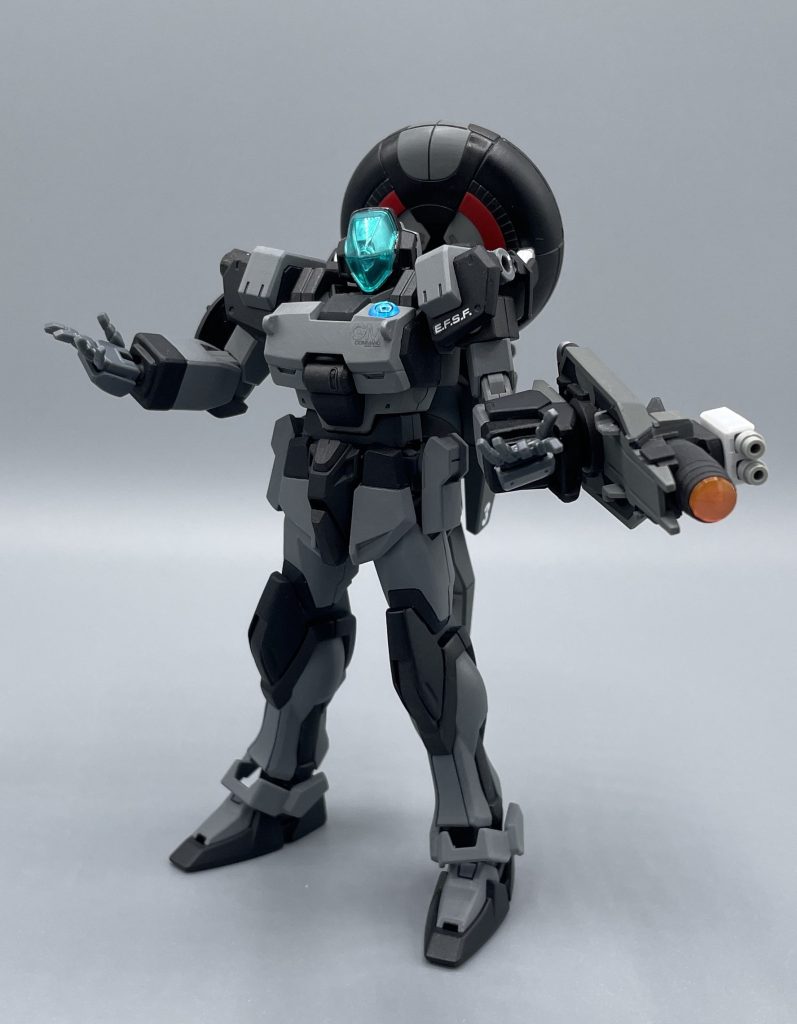 RGM-79 G/P GM COMMAND PHANTOM戦争の歴史…それは裏切りの歴史でもある。 U.C.0079…。宇宙世紀になっても戦争の本質は変わらず、連邦・ジオンともにスパイによる諜報活動は活発に行われた。スパイや内通者による情報の漏洩は、実際の戦場での損失を遥かに凌ぐ犠牲を、両軍に与えることとなった。 そう。戦争の勝敗を分かつのは「情報」であった。それは、戦場においても同様であり、敵軍の配備位置や動向を見極めた者だけが勝利の栄光を手にすることが出来る。それゆえに、戦場において敵軍の情報を探る偵察・索敵を主とする機体が運用されることは、自明の理であった。 一年戦争時は、ミノフスキー粒子の散布によりレーダー等の機器の使用が困難であり、本機のような索敵機の有用性を疑問視する声は大きかった。索敵機がの有用性が認められ、正式に採用されるのは、アイザックに代表される第一次ネオ・ジオン抗争の時代である。 しかし、戦場における情報収集が軽視されるはずはなく、極秘裏に開発がすすめられた。本機はあくまでも試作機であるが、こうした歴史の表舞台に姿を見せなかった機体の開発経緯が、アイザックやEWACジェガン等の開発へと繋がっていくこととなった。